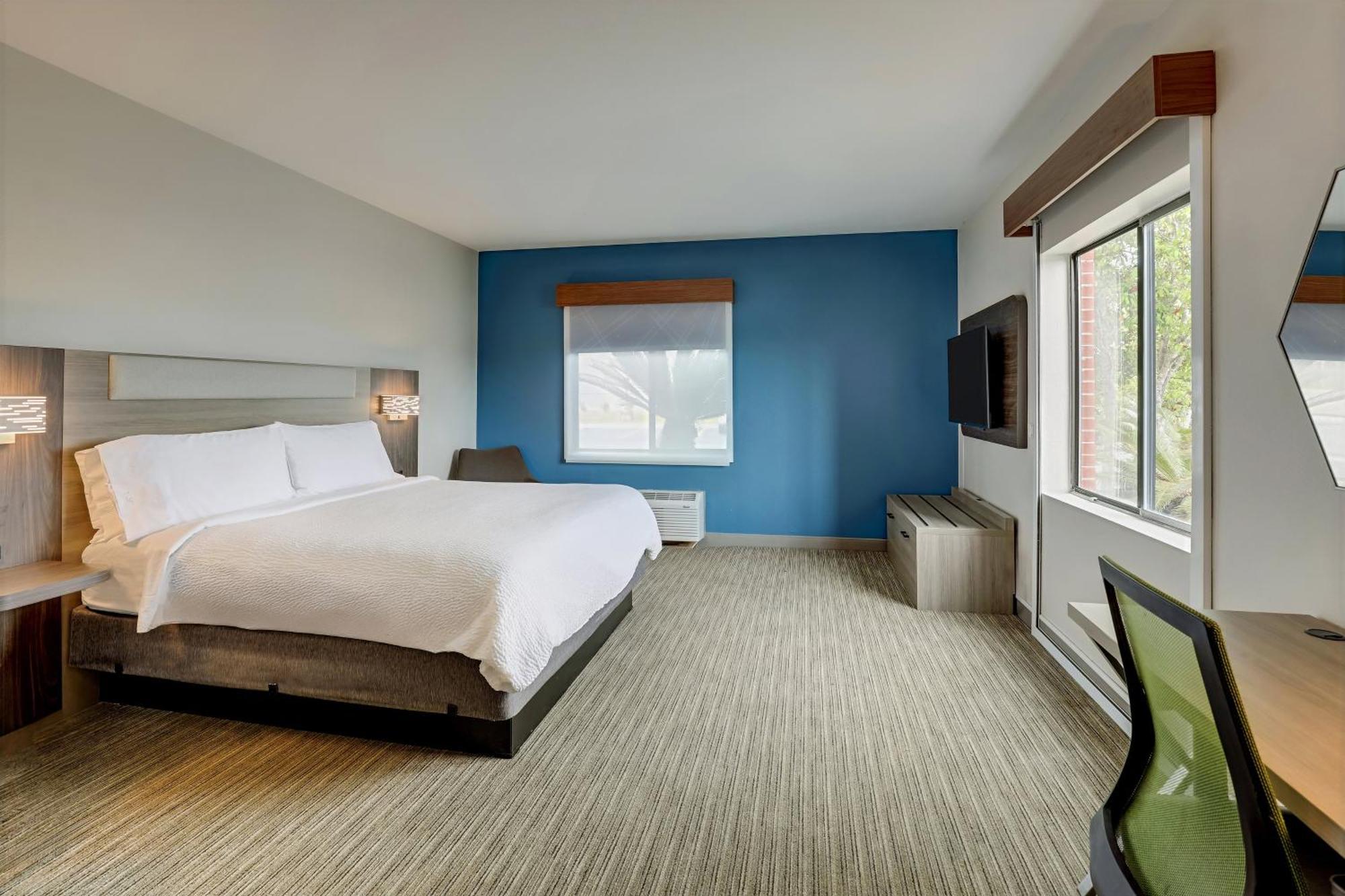 Hotel Express & By Ihg 2*